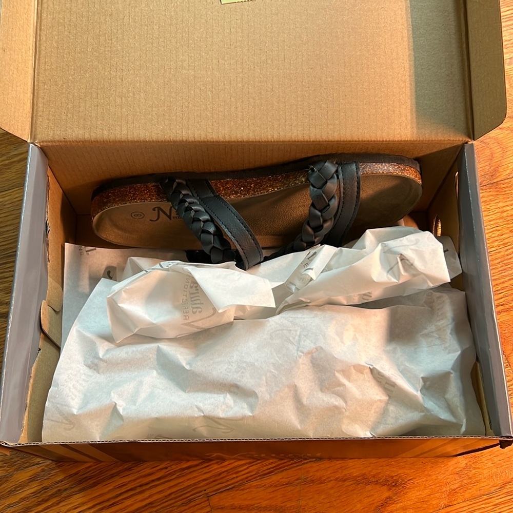 Naturals Reflections black sandals in box